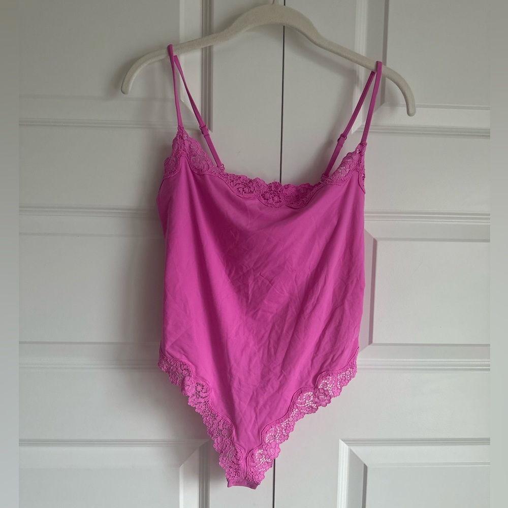 SKIMS Fits Everybody Lace Cami Bodysuit | Neon Orchid- NWT